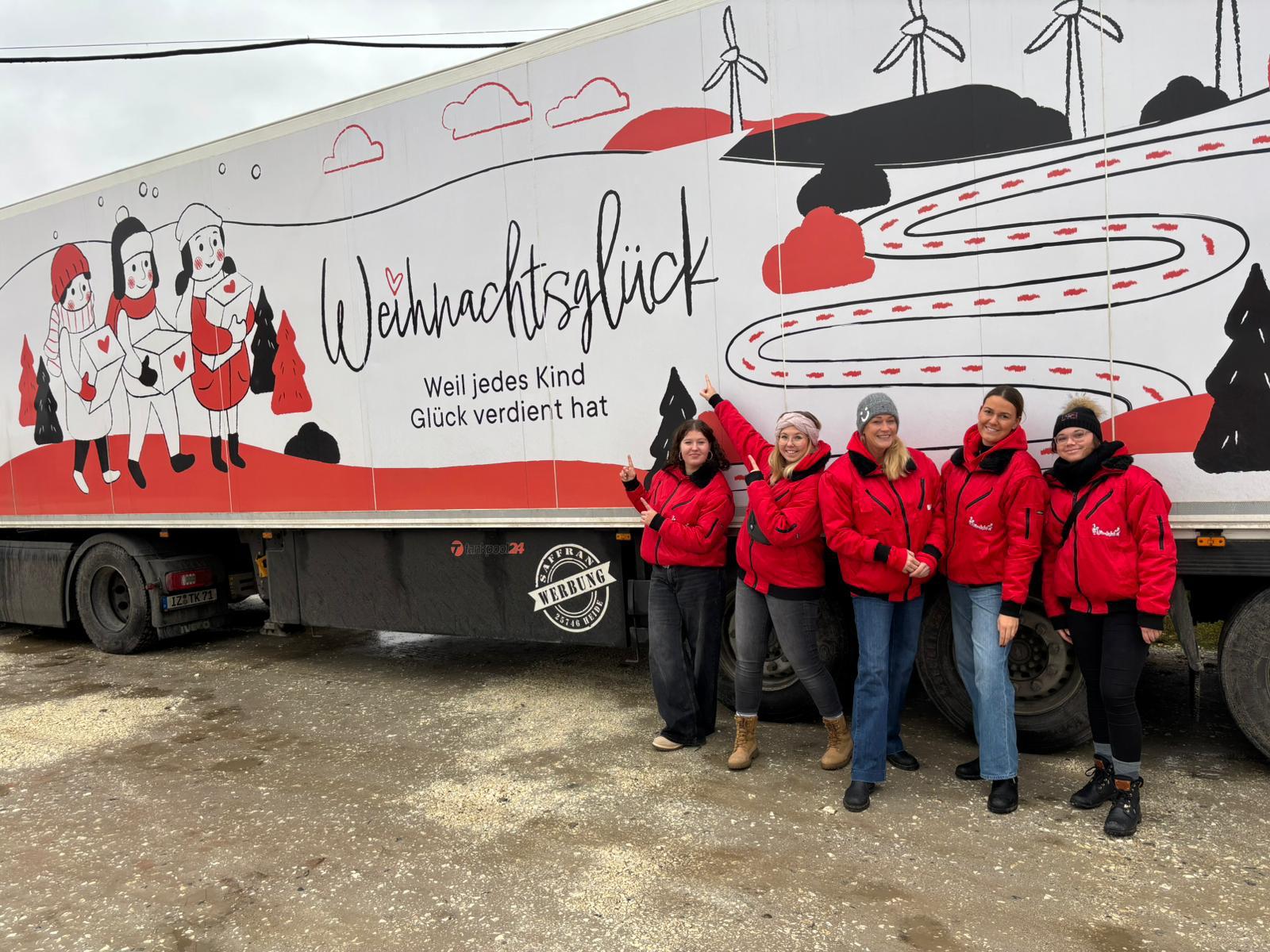 Das Team vor dem Weihnachtsglück-Truck