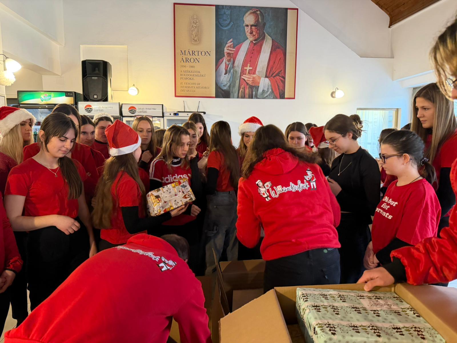 Geschenkübergabe in der Schule